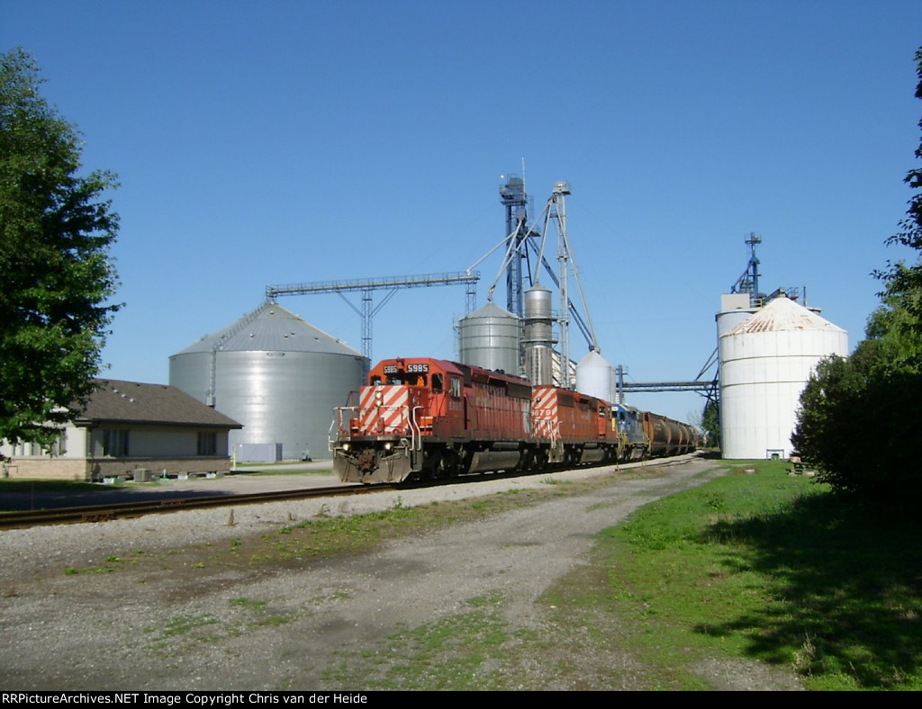 CP 5985 on CSXT D725